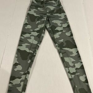 Aerie chill play move camo leggings small short